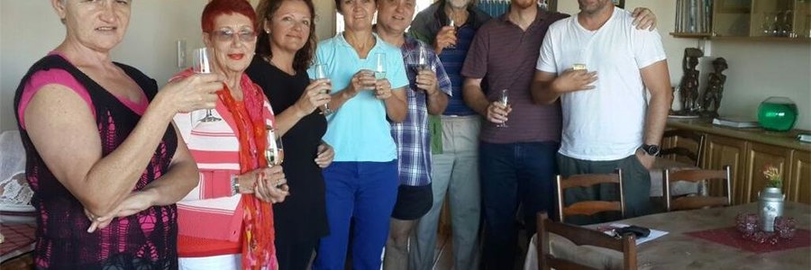 Die eienaar van Perlemoen Staptoere, Karen Anderson saam met â€˜n deel van haar span, Annelie en Barry Hanekom, prof Leon Hugo wat Perlemoen Staptoere begin het, Roetter Smit en Henk van Zyl, asook die gasvrouens van Aire del Mar, Ria Strydom en Nelia Immelman, met Eureka Smal agter die kamera